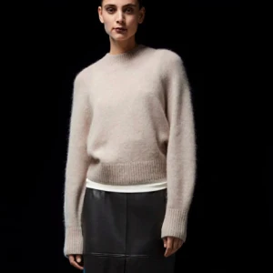 Beige stickad tröja - Mysig beige stickad tröja med rund hals och långa ärmar. Perfekt för kyliga dagar med sin mjuka och bekväma passform. Ribbstickade muddar vid ärmslut och nederkant ger en stilren look. Other& stories