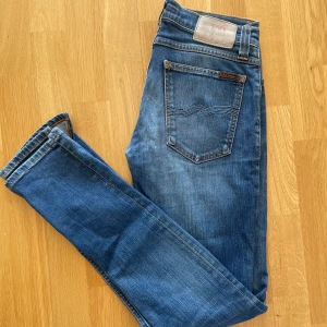 Nudie tight long John  - Säljer nu dessa riktigt schyssta nudie jeans. Cond: 9/10 märke: nudie modell: Tight Long John storlek 26/32 färg:Blå Tveka inte på att höra av dig vid frågor. Med vänlig hälsning, SweStile!🔥(byxorna går att sy ihop nertill om man har 10 minuter över)😎