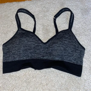 Grå och svart sport-bh - Säljer en grå och svart sport-bh Perfekt för träning och bekväm passform. Är i storlek 75a men är lite större så funkar som en b också. Har använts väl men är i bra skick💗xoxo 