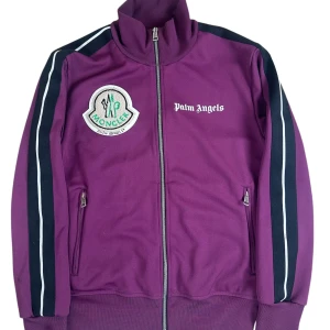 Moncler  - Moncler X Palm angels Track top. En limiterad collab mellan de två stora varumärkena. Storlek M. Skick 9/10. Pris 2690 finns att köpa på Fashionels.com