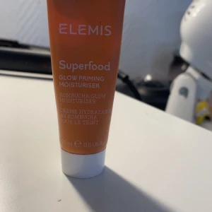 Elemis Superfood Glow Priming Moisturiser - Elemis Superfood Glow Priming Moisturiser kombinerar fuktgivande egenskaper med en lätt glow-effekt. Innehåller kombucha för en strålande hy. Perfekt som bas under smink eller för en naturlig look.