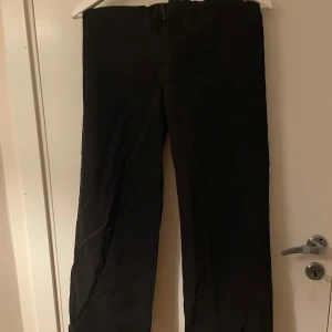 Svarta straight jeans - Säljer ett par svarta straight leg jeansbyxor. Säljer för de inte passar mig. Använd gärna KÖP NU, och kontakt för mer bilder, osv.🩷