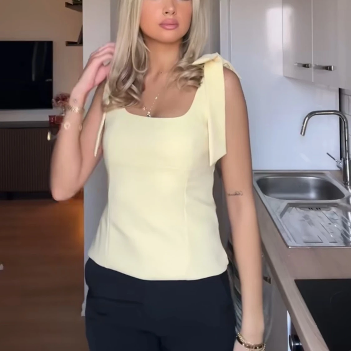 Ljusgul topp med rosettband