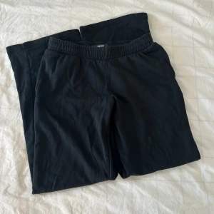 Svarta lågmidjade mjukisbyxor - Svarta mjukisbyxor som är lågmidjade, sitter så snyggt på