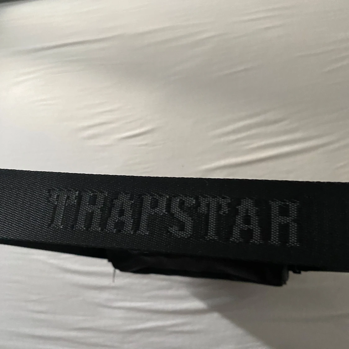 Säljer en svart axel väska - märke trapstar  - 3