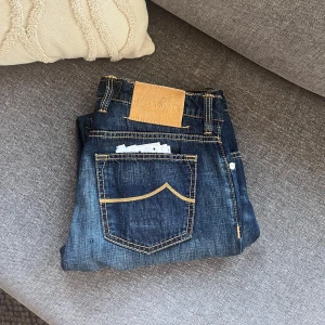 Jacob Cohen - Säljer ett par sköna Cohens i size 33, modell 688. Hör gärna av er vid frågor!