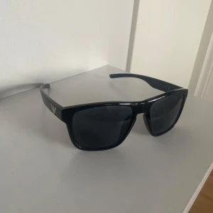 Svarta solglasögon från Emporio Armani - Säljer mini emporio Armani glasögon som ör använd typ 3 gånger. Sitter riktigt skönt och snygga perfekt till sommaren