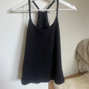 Glittrig fest topp - Superfint glittrigt linne! Storlek XS. Aldrig använd.