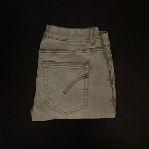 Dondup Jeans - Säljer dessa feta Dondup jeans med små slitningar i nyskick, inga defekter alls. Storlek 34.  Pris 600kr