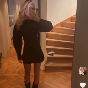 Svart miniklänning  - Säljer denna sååå söta svarta klänning som jag älskar❤️❤️🥹🥹