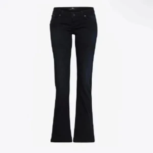 Ltb jeans  - Snygga svarta bootcut jeans med klassisk femficksdesign och låg midja. Jeansen har en figurnära passform upptill och utsvängda ben. Storlek 25/34, färg natt blå men ser mer svarta ut. Bra skick💕