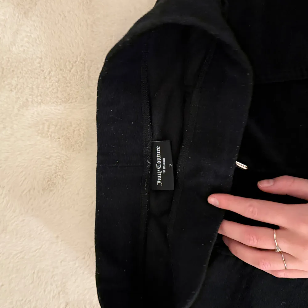 säljer mina svart juicy couture byxor, fint skick bara resåret som blivit lite nopprigt, strl s, 450kr. Farkut & Housut.