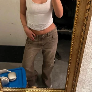 Baggy Jeans  - Säljer ett par beigea jeans med wide passform och låg midja. Verkligen dröm jeans och är i superfint skick! Är 169 och har vanligtvis storlek 36 i byxor! Har inga mått tyvärr❤️