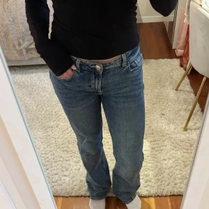 Blå bootcut jeans - Säljer ett par klassiska blå bootcut jeans med mid waist från H&M. Lite slitna baktill vid hälen men annars bra skick!🌟