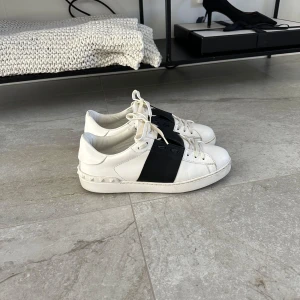 Valentino Open  - |Säljer nu dessa valentino opens|Skorna är i bra skick och helhetsintrycket är fint|De är i storlek 40 som passar 41|Vid eventuella frågor är du välkommen att kontakta oss|