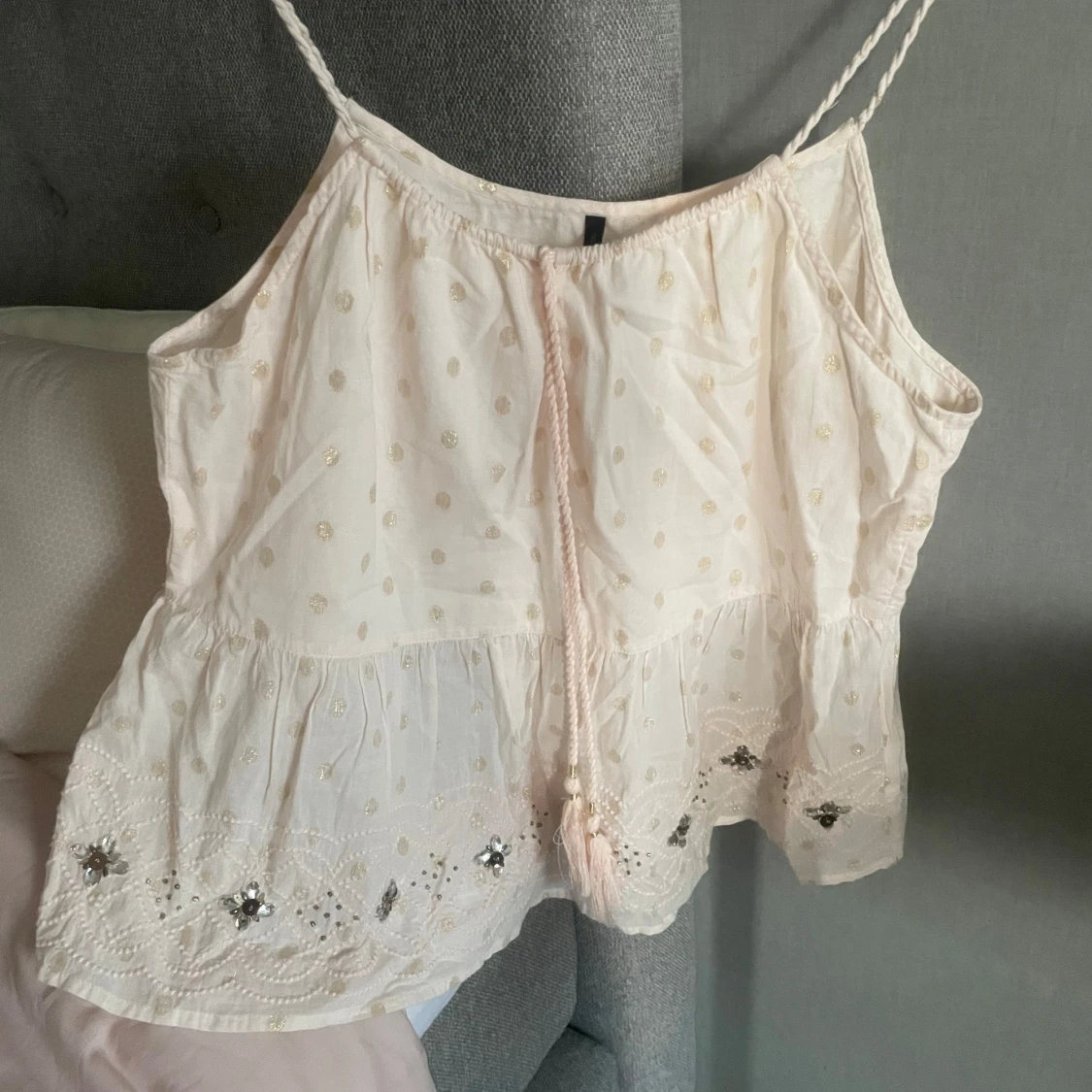 Ljusrosa linnetopp med guldprickar och broderi