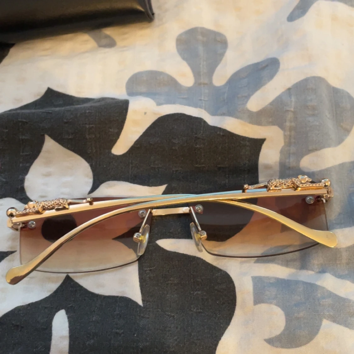 Guldtonade solglasögon med dekorerade skalmar - 1