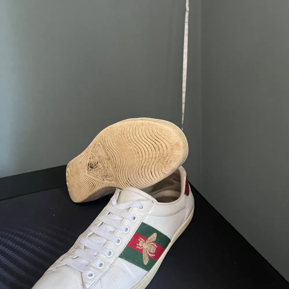 Säljer nu ett par sjukt snygga Gucci ace skor i väldigt bra skick skulle jag själv säga men skicket bedömer man själv efter bilderna, inget og medföljer, självklart äkta, väldigt populära skor som är perfekta nu till sommaren defekter syns på bilderna! Som små hål under skon, Skriv vid minsta fundering🌟. Kengät.