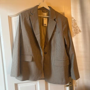 Beige rutig kavaj - Helt oanvänd, prislappen sitter kvar. Säljer då den var för stor för mig💕 storlek M