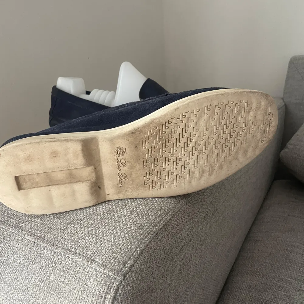 Snygga mörkblå loafers i mjuk mocka med en stilren design. Skorna har en ljus sula och är perfekta för en avslappnad men ändå elegant look. Passar bra till både jeans och chinos. . Kengät.