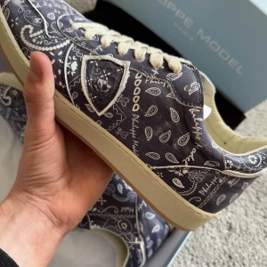 Marinblå philippe modelz helt nya! - Marinblå philippe modelz skor perfekta till våren och sommaren!   📏 Storlek:42! ✅  🌠 Skick: 10/10 Helt nya med box och dustbag! ✅  Nypris på 3600 och självklart är de autentiska!✅