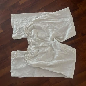 Vita linnebyxor från Roxy  - Vita linnebyxor från Roxy. Strl m men passar mig som har xs egentligen. Endast använda ett fåtal gånger💕 