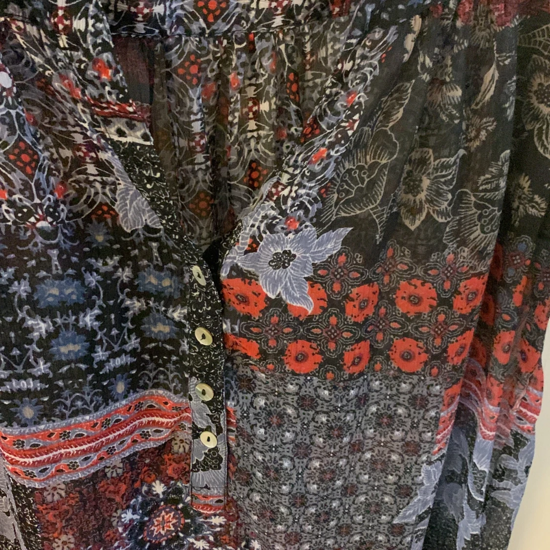 Genomskinlig blus i blått och rött massor med mönster - 3