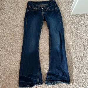 Mörkblå bootcut jeans från Levi's - Supersnygga lågmidjade jeans från levis💕