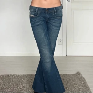 Blå bootcut jeans från Diesel - Supersnygga blå bootcut jeans från Diesel med låg midja som tyvärr är lite för små för mig. Lite lite slitna vid hälarna vilket syns på bilden. Skriv för fler bilder💕 (då de är lite små för mig är första bilden lånad)
