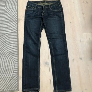 Lågmidjade jeans - Mörkblå lågmidjade jeans 