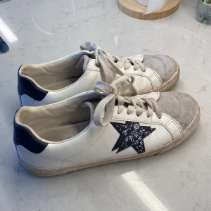 Sneakers från zalando  - Snygga skor som liknar goolden goose! De är köpta från zalando men märket är Next! De är använda och lite smutsiga! Men det är inget man tänker på!
