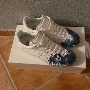 Maison Margielas  - SÄLJER DESSA OTROLIGT EXKLUSIVA MAISON MARGIELAS. SJÄVKLART ÄKTA. STORLEK 40. NÄSTAN NYSKICK. NY PRIS CA 6500. KAN DISKUTERA PRISET VID SNABB AFFÄR. BARA ATT HÖRA AV SIG VID MINSTA LILLA FUNDERING. BOX OCH MASSA TILLKOMMER.