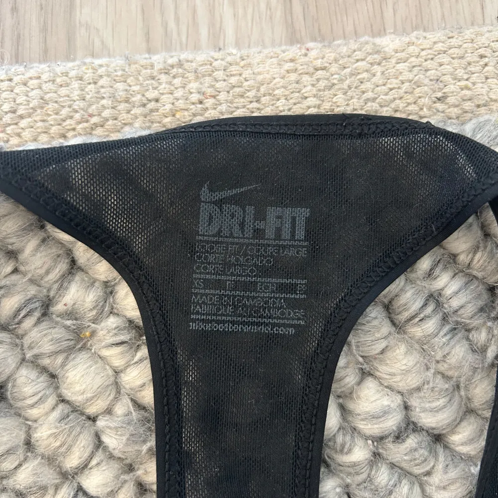 En svart Nike linne nästan oanvänd, och väldigt bra kvalité och är liten i storleken💕. Yläosat.