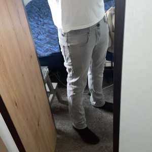 Grå jeans - Grå jeans från ett märke som heter ashes to dvst och dem har många fina detaljer och snygga slitningar. Storlek 33 i midjan. Skriv vid minsta intresse!