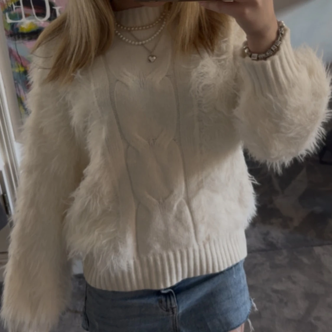 vit fluffig/stickad tröjađ€