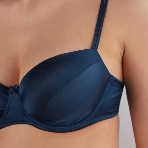 Mörkblå satin bh från intimissimi - Säljer en elegant mörkblå bh i satin med dubbla axelband och vadderade kupor. Dom första två bilderna är en liknande bh från intimissimi då jag inte kunde hitta bilder på denna. Helt oanvänd! Nypris 749kr.