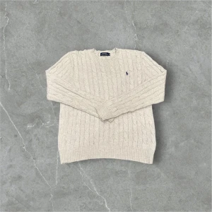 Ralph Lauren  - Grå Ralph Lauren Cable knit tröja i mycket bra skick! Det ända är att den har en liten fläck i mitten, men den syns knappast (Se på bild 5) Storlek: M 