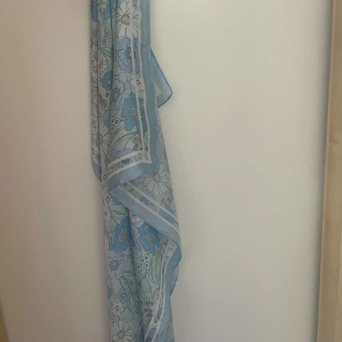 Blommig ljusblå och vit sjal - 4