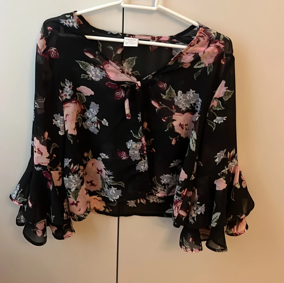 Super söt blommig blus med volangärmar - 1