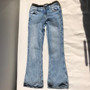 Ljusblå bootcut jeans från Gina Tricot - Säljer ett par ljusblå jeans från Gina Tricot i barnstorlek 146. Byxorna har bootcut-modell med utsvängda ben. Använd ganska många gånger men inga defekter och de är fortfarande i jättebra skick. Storlek 146 men passar längre också🩷