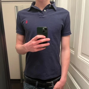 RALPH LAUREN PIKÉ - Ralph Lauren Pike i storlek S slim fit. 9/10 skick. Killen på bilden är 179cm 70kg. Kan gå ner i pris vid smidig affär!🙌🏽