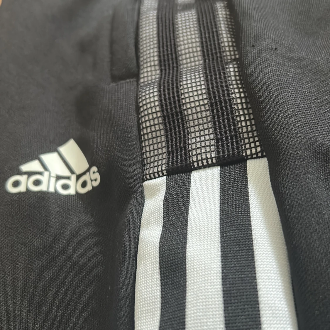 Svarta träningsbyxor från Adidas med vita ränder - 1