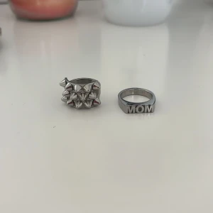 Två silvriga ringar  - Ringar från Edblad. Nitring=16.80 och mom ringen=17,5. 100kr st