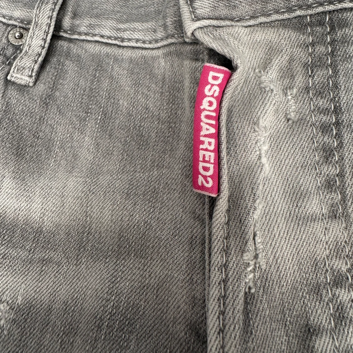 Grå jeans med slitningar och färgstänk från Dsquared2 - 2