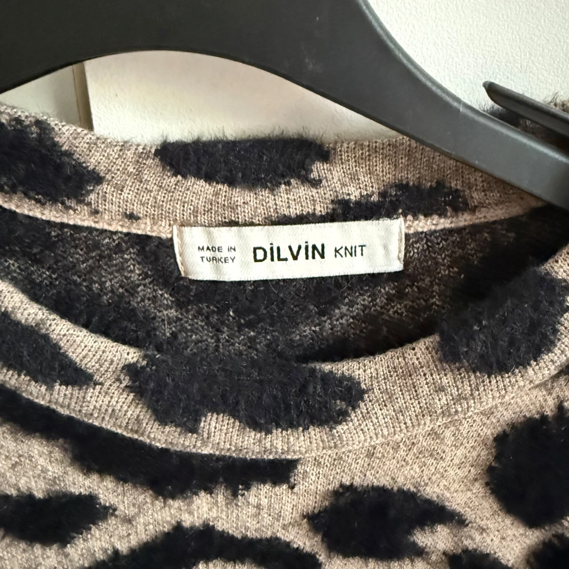 Leopardmönstrad stickad tröja från Dilvin - 1