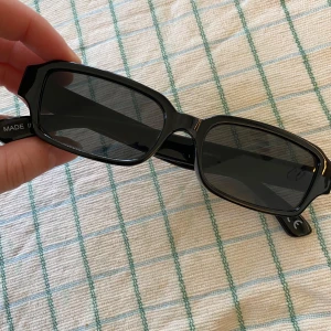 Svarta rektangulära solglasögon - Snygga svarta solglasögon med rektangulära bågar och mörka glas. Klassisk och stilren design🌸