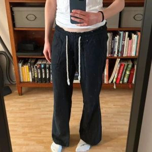 Roxy linnebyxor xs - Svarta roxy linnebyxor i storlek xs. Köpta på Vinted men var tyvärr för korta för mig. Skulle gissa att de passar någon som är ungefär 160💕