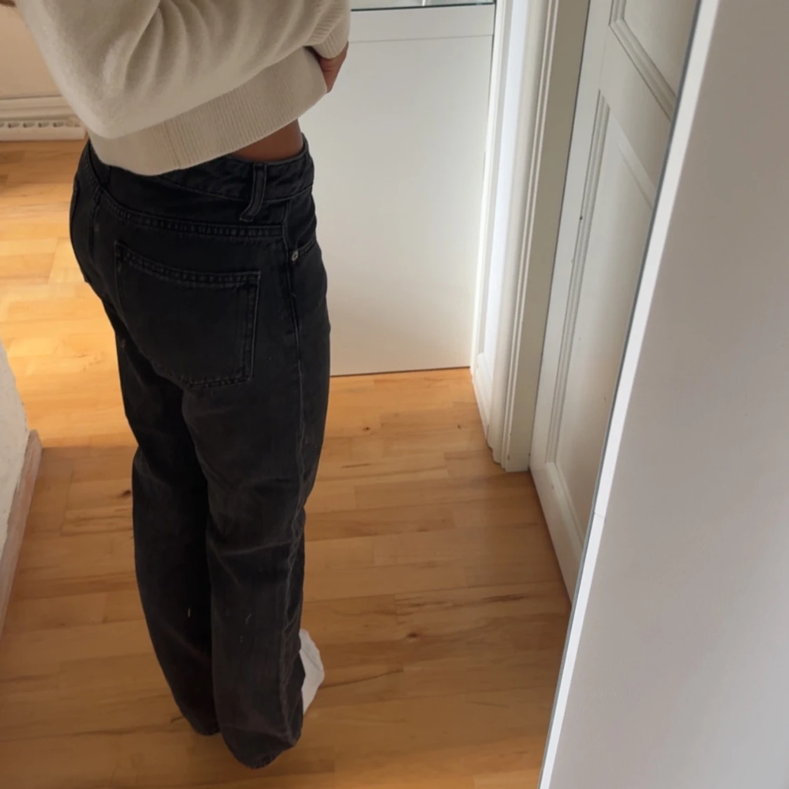 Svarta lågmidjade jeansbyxor - 1