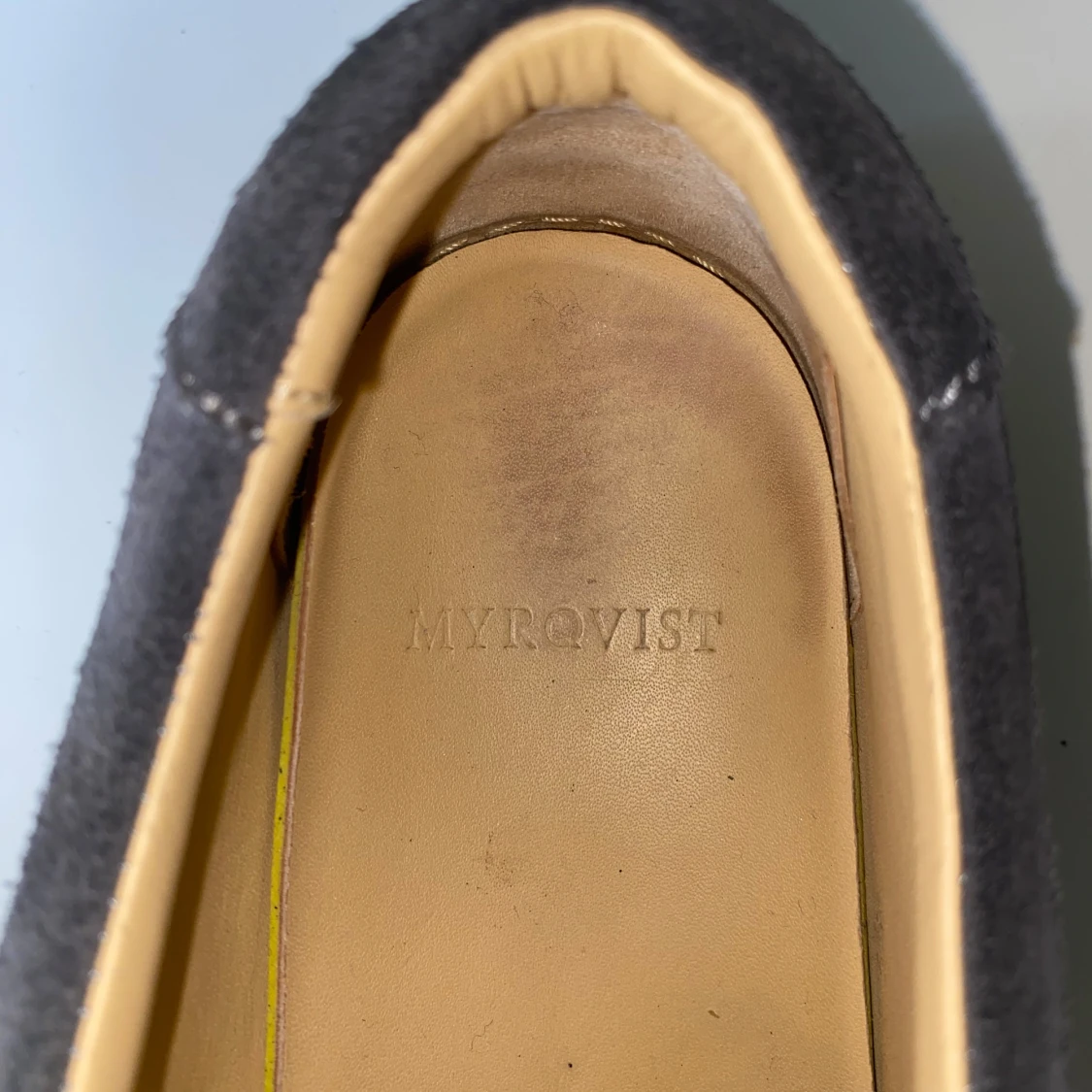 Grå mockasneakers från Myrqvist - 4