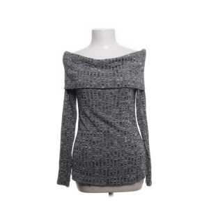 Grå offshoulder topp  - Grå långärmad topp från JustFab i storlek S. Toppen går att vika ner uppe vid axlarna! Bra skick 